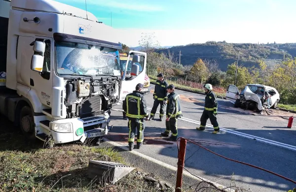 Na Šmarski cesti nad Koprom, v bližini križišča za Paderno, se je zjutraj zgodila huda prometna nesreča, v kateri je umrla ena oseba