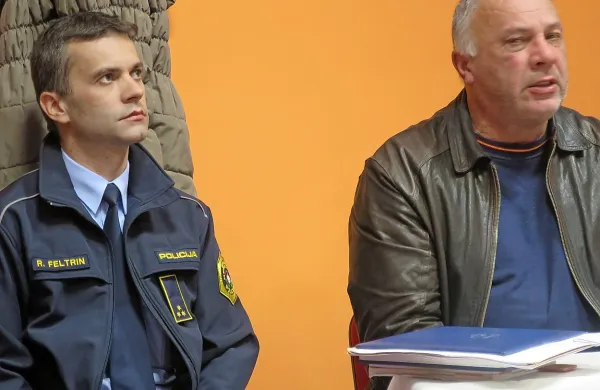 Komandir PP Idrija Robert Feltrin in župan Bojan Sever vesta, da rešitve za problem v občini nimajo