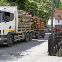 Z močno povečanimi prevozi lesa po vsej občini Idrija ceste pospešeno propadajo, kanomeljska pa je že skoraj razpadla