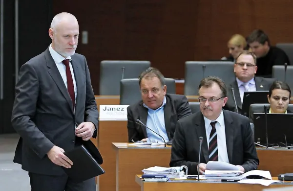 DZ je po sedmih urah zaključil razpravo o predlogu za razrešitev predsednika DZ Milana Brgleza in prehaja na glasovanje
