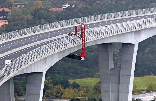 Zaradi visoke protivetrne ograje so morali za pregledovanje viadukta Črni Kal iz Avstrije pripeljati posebno dvigalo