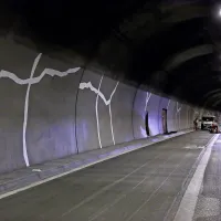 Bele črte niso umetniške poslikave predora, ampak zalite in zglajene razpoke v betonu