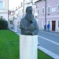 Malo znani Andreas Divus je prijateljeval s koprskim škofom Vergerijem,   ki se v mestu ponaša s spomenikom 