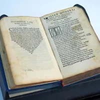 Na ljubljanski razstavi je na ogled tudi dragocen koprski izvod Divusovega prevoda Iliade iz leta 1537 