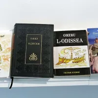Potujoča razstava prevodov Odiseje v 24 uradnih jezikov Evropske unije; na fotografiji  nemška, irska, bolgarska, malteška, nizozemska in litvanska izdaja