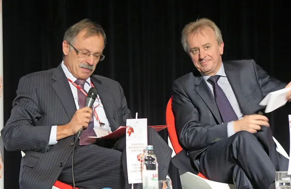 Mojmir Mrak, profesor Ekonomske fakultete v Ljubljani (levo), v pogovoru z Gillesom Nobletom iz Evropske centralne banke 