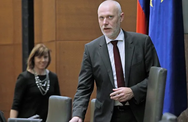 Predsednik DZ Milan Brglez je pojasnil, da je prvak SDS Janez Janša, ki se po odločitvi ustavnega sodišča vsaj začasno vrača v poslanske klopi, že na poti v DZ