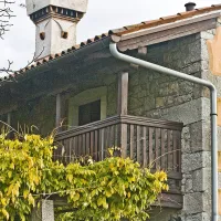Tipični kraški dimniki z dodatki, ki omogočajo boljši vlek, ter napušči, ki so podaljšani le spredaj na dvorišče, so del identitete kraške hiše