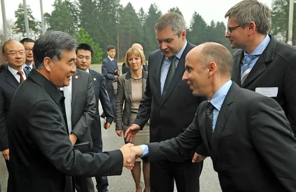 Stisk roke med podpredsednikom kitajske vlade Wangom Yangom in Janezom Rebcem, predsednikom uprave Pivke perutninarstvo in Delamarisa, ki bi rada na Kitajsko izvažala predvsem konzerve
