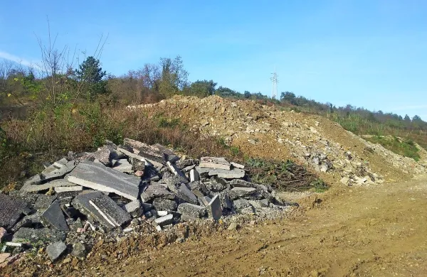 Na deponiji smo opazili tudi velike kose asfalta 