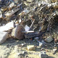 Beton, železni koli, plastične posode - vse to nekdo odlaga na deponijo daleč od radovednih oči 