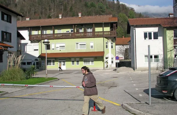 Rampa varuje zasebno parkirišče, ki je dopoldne prazno, dostop do zdravstvene postaje pa zdaj ni možen. Stanovalci so se pripravljeni pogovarjati, a čakajo na predlog občine. 