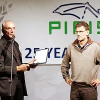 Zlato plaketo družbe  je iz rok Iva Boscarola prejel tudi Matevž Lenarčič, ki je s pipistrelovim letalom že dvakrat obletel svet in bil razglašen za najboljšega letalca leta 2013