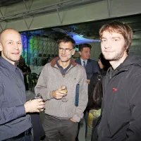 Gregor Veble, vodja raziskav v Pipistrelu, pilot ekstremnih podvigov Matevž Lenarčič in testni pilot Sašo Knez  (od leve ) na “pipistrelovanju”, ki se je zavleklo v noč 