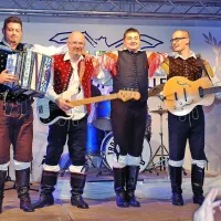 Za smeh v hangarju so poskrbeli tudi  Pi-pi-pi-pi-pi-pi-pi-pi-pistrelovi Modrijani