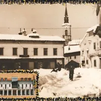 Novoletna razglednica Knjižnice  Makse Samsa s staro Sketovo hišo v ozadju in novo stavbo v okvirju 