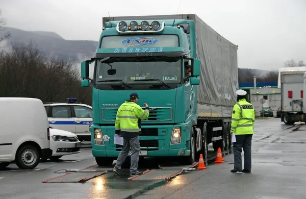 Na hitri cesti med Vrtojbo in Razdrtim so preverjali, če vozniki tovornjakov in avtobusov upoštevajo vse predpise