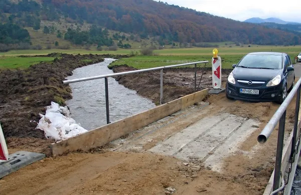 Zasilni most pri Baču, po katerem je trenutno možen le promet osebnih vozil, bodo postavili na novo tako, da bo prevozen za vsa vozila