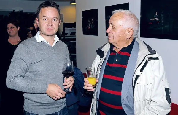 Sin - novinar in oče - režiser,  Dean in Andrej Jelačin, sta si skupaj ogledala predstavo