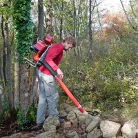 S kamnov so najprej ostrgali mah. Pri odstranjevanju  listja pa si je Aleš Ogorelec pomagal s pihalnikom, ki so jim ga posodili kortežanski gasilci.    