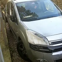 Na berlingu je požar uničil prednje luči in ohišje ogledala