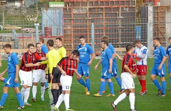 Sežanski (rdeče-črni) in izolski nogometaši so se razšli z remijem. V ozadju raste nova tribuna