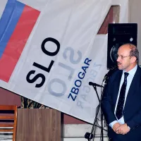 Predsednik Jadralne zveze Slovenije Aljoša Tomaž v nagovoru pred jadrom, ki ga je Vasilij Žbogar s srebrno kolajno pred šestimi leti prinesel iz olimpijskega Pekinga