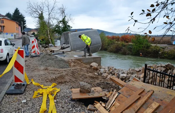  Temelji za most čez reko Vipavo so pripravljeni že nekaj časa, kovinska konstrukcija pa še nastaja v delavnici