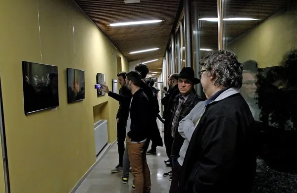 Divja Motorka na jezike na ogled v galeriji