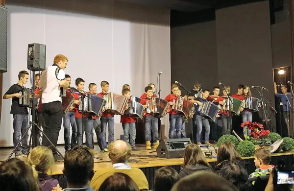Najštevilnejši nastopajoči so bili mladi harmonikarji orkestra Nika Polesa