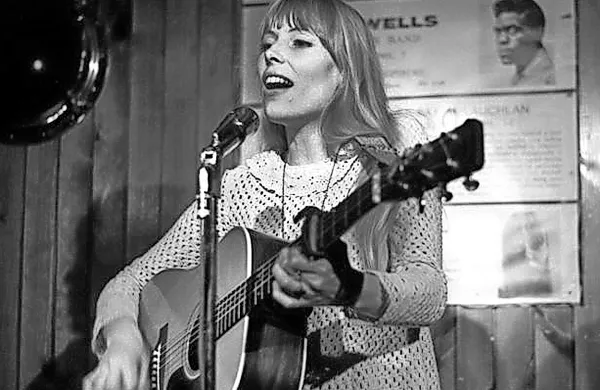 Kanadska glasbenica Joni Mitchell je v intervjuju za revijo The Sunday Times izjavila,  da je “glasbeno bolj originalna, pa tudi bolj kreativna od Boba Dylana”
