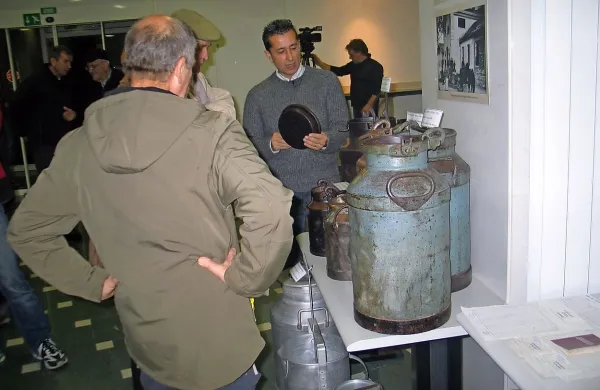 Vili Gombač, urednik publikacije o zgodovini mlekarstva na Bistriškem, je zbral tudi stare posode za mlako 
