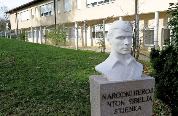 V prejšnjem članku je bila objavljena arhivska fotografija kipa narodnega heroja, ki prikazuje še star kip. Kot je razvidno iz fotografije, je kip nov.  
