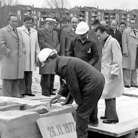 Postavitev temeljnega kamna za tovarno krmnih in stabilnih motorjev v Kopru leta 1977
