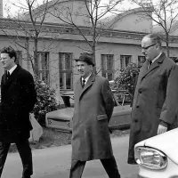 Predsednik Izvršnega sveta SRS Stane Kavčič (v sredini) je obiskal tovarno Tomos. Spremljata ga gen. direktor Branko Hočeval (desno) in njegov pomočnik Herman Špička.
