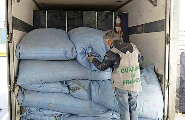 Pred dnevi so tržaški finančni stražniki pri Fernetičih preiskali tovorno vozilo in med vrečami polnimi perja odkrili 8,5 ton zavojčkov cigaret