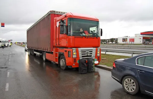 Med izvajanjem poostrenega nadzora prometa  pri Povirju so policisti ustavili   tovornjak celjske registracije, ki ga je vozil 39-letni voznik iz Srbije. V tovornjaku so našli torbe, v katerih je bilo 68 kilogramov kokaina.