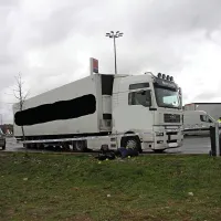 Na travi v bližini priklopnika so našli zapuščene štiri  črne nahrbtnike in športno torbo ter  ključe tovornega vozila