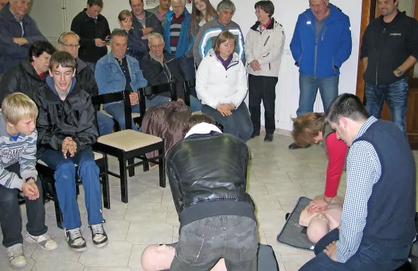 Colčani so po zaslugi vojaškega kaplana Milana Preglja dobili defibrilator,  na predavanju pa so spoznali, kako enostavna je njegova uporaba 