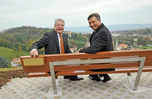 Pred Frančiškanskim samostanom v Kostanjevici