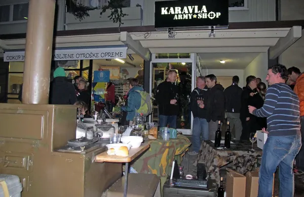 Sredi mesta pa kar - Karavla