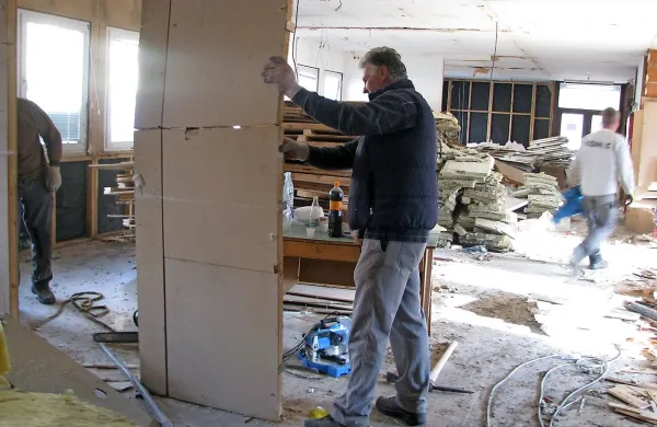 Delavci podjetja Konec iz Volč odstranjujejo predelne stene, namesto barak bodo kasneje postavili parkirišče 