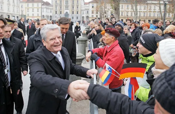 Nemškega predsednika Joachima Gaucka so v spremstvu Boruta Pahorja pozdravili tudi na ljubljanskih ulicah