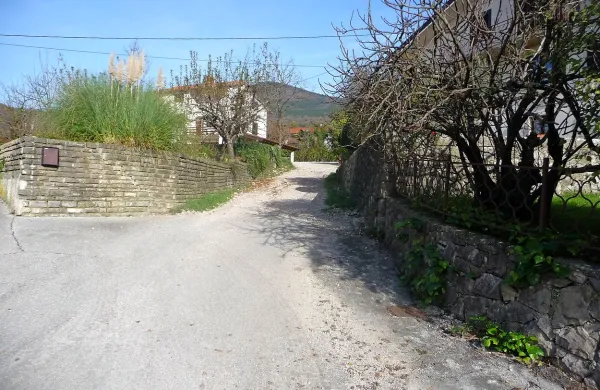Ker je makadamska pot ponekod pozidana, skupina občanov že 35 let nima dostopa do svojih zemljišč in na njih ne more zidati. Rešitve za zdaj še niso našli. 