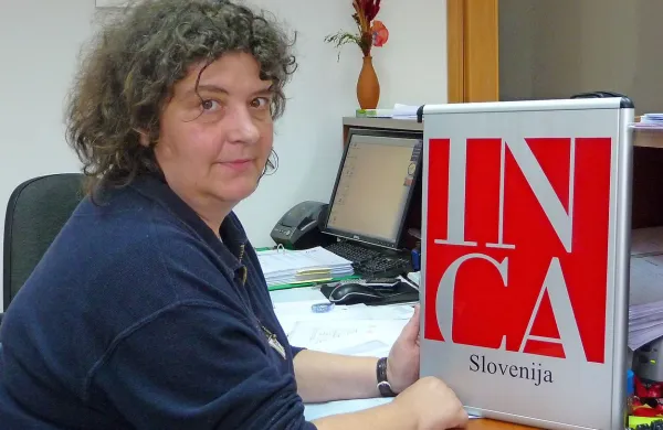 Veliko ljudi, predvsem prejemniki italijanskih pokojnin in  zaposleni v Italiji,  na Patronatih INCA in INAS išče pomoč in nasvete. Doslej so jih dobivali brezplačno, zdaj pa zaradi predlaganih varčevalnih ukrepov v Italiji grozi, da ne bo več tako.