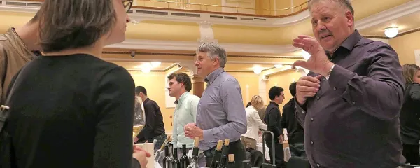 V Unionski dvorani sta svoja vina predstavljala tudi vinarja 
Bogdan Makovec (desno) in Damjan Štokelj (v ozadju) iz 
Vipavske doline