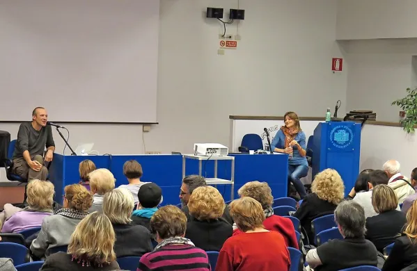 Igor in Dominika Osvald sta na slikovit način predstavila svoje sedemletno popotovanje po svetu. Na njem  sta uporabljala javni prevoz in se čim bolj približevala življenju domačinov.