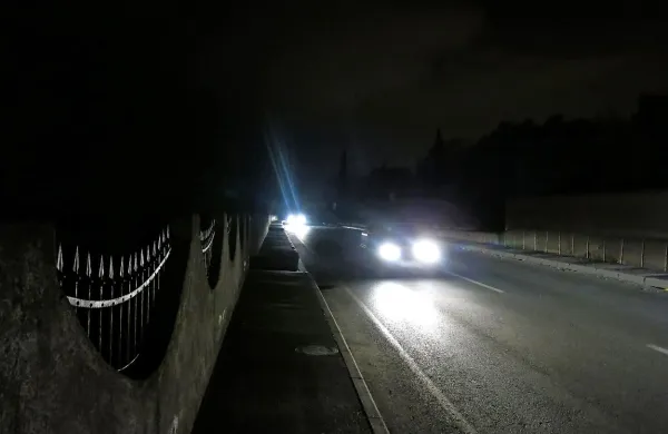 Trda tema na cesti med Pradami in Pobegi