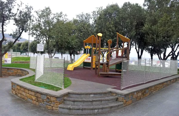 Ograja na otro&scaron;kem igri&scaron;ču za tržnico