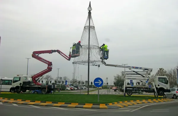 Tako so včeraj nameščali svetlobno jelko na krožišču za tržnico v Kopru 